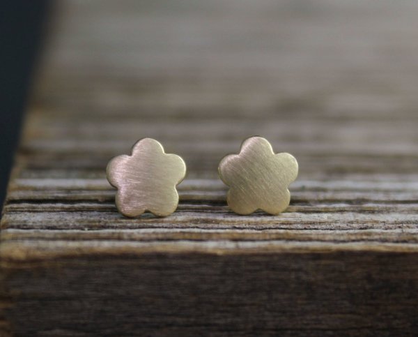 14k Yellow Gold Flower Stud Earrings, Simple Minimalist Stud Earrings, Star Flower Studs, Stacking Earrings, Star Studs, Ready to Ship