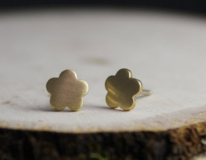 14k Yellow Gold Flower Stud Earrings, Simple Minimalist Stud Earrings, Star Flower Studs, Stacking Earrings, Star Studs, Ready to Ship